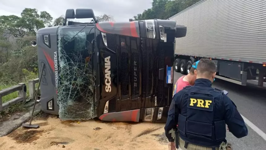 Caminhão tomba e interdita parcialmente a Serra das Araras em Piraí