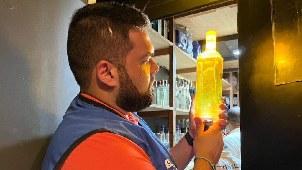 Fiscalização descarta 20 litros de chope vencido e apreende sete garrafas de tequila impura em Copacabana