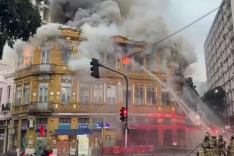 Prédio da primeira metade do século passado em chamas na Lapa: luto e perdas no Centro do Rio - Foto: Reprodução de vídeo/Redes Sociais