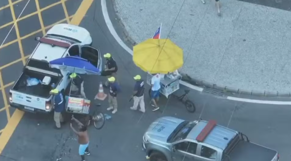 Agentes da prefeitura são atacados por ambulantes ilegais durante ação em Copacabana