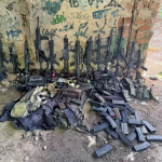 PM prende 14 milicianos e apreende arsenal com 12 fuzis em Jacarepaguá