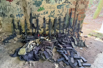 PM prende 14 milicianos e apreende arsenal com 12 fuzis em Jacarepaguá