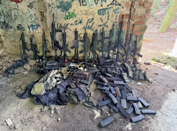 PM prende 14 milicianos e apreende arsenal com 12 fuzis em Jacarepaguá