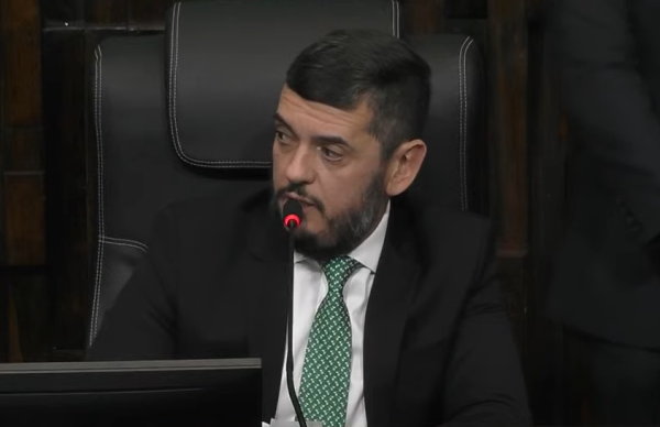 Bacellar barra tentativa de obstrução e mantém votação de projeto dos royalties