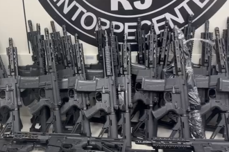 Grupo criminoso que fabricava 3,5 mil fuzis por ano para facções no Rio é alvo da PF e do MP