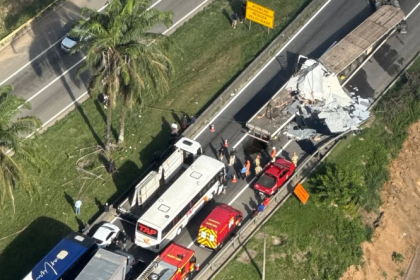 Perseguição policial e acidentes na Serra das Araras terminam com um morto  74 Engavetamento entre caminhões na Serra das Araras deixou um morto e 10km de congestionamento