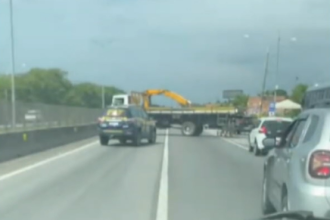 BR-101, na altura do antigo Piscinão de São Gonçalo, foi fechada por retaliação de criminosos após operação da PM no Rio