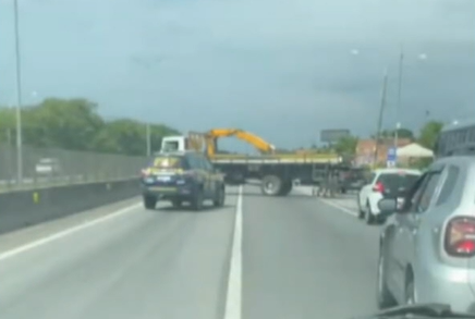 Bandidos fecham BR-101 e coronel Menezes bota todo o efetivo da PM de prontidão 61 BR-101, na altura do antigo Piscinão de São Gonçalo, foi fechada por retaliação de criminosos após operação da PM no Rio