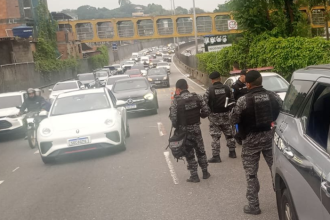 Policiais Militares durante a operação de ontem, na Linha Amarela, uma das vias que foram fechadas pelos criminosos.