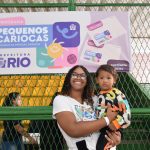 Daniella com o filho Victor Emanuel, foi uma das primeiras a receber o Cartão Primeira Infância Carioca