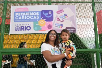 Daniella com o filho Victor Emanuel, foi uma das primeiras a receber o Cartão Primeira Infância Carioca