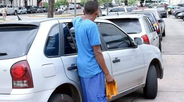 Flanelinhas e multas de trânsito são os principais alvos dos projetos que serão votados na Câmara