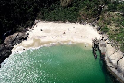 Selo Bandeira Azul de qualidade ambiental será entregue a 18 praias fluminenses 78 De Angra a Niterói: veja quais praias do Rio receberão a Bandeira Azul na sexta (31)