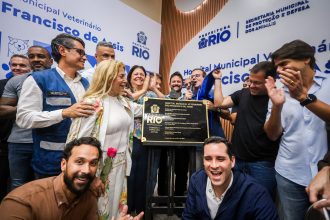 Eduardo Paes e Rosa Fernandes, moradora do bairro, inauguram terceira unidade veterinária da cidade