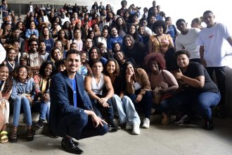 Salvino com jovens líderes de favelas formados pelo projeto Pacto pela Juventude, criado em parceria com a Unesco