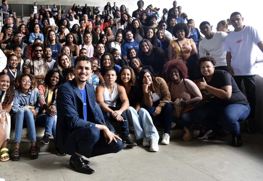 Salvino com jovens líderes de favelas formados pelo projeto Pacto pela Juventude, criado em parceria com a Unesco