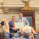 Presidente do IPP, o paulistano Elias Jabbour recebe o título de Cidadão Carioca das mãos do vereador Salvino Oliveira, na Câmara do Rio.