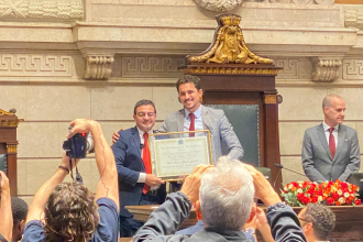 Presidente do IPP, o paulistano Elias Jabbour recebe o título de Cidadão Carioca das mãos do vereador Salvino Oliveira, na Câmara do Rio.