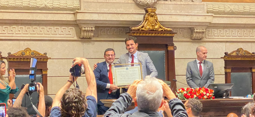 Presidente do IPP, Elias Jabbour recebe o título de Cidadão Carioca na Câmara do Rio 61 Presidente do IPP, o paulistano Elias Jabbour recebe o título de Cidadão Carioca das mãos do vereador Salvino Oliveira, na Câmara do Rio.