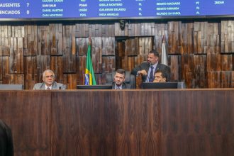 O projeto do executivo recebeu 51 emendas, seguirá para audiência pública até retornar para nova discussão na Alerj