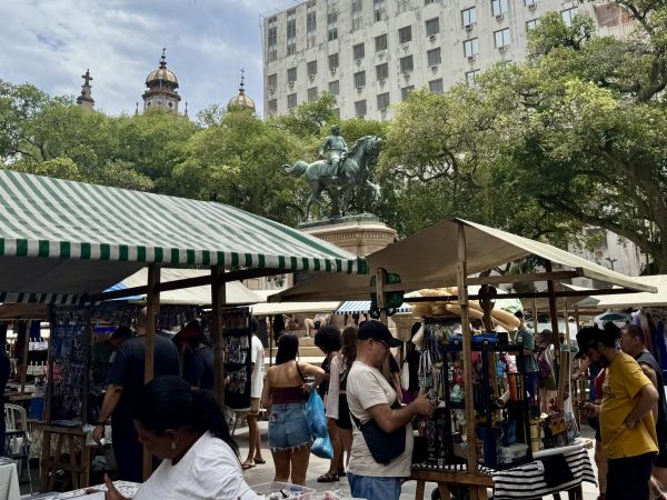 Feiras de rua viram moda nas redes e renovam uma tradição cultural carioca 48 Feiras ganham novo fôlego com sucesso nas redes e retomada do público pós-pandemia