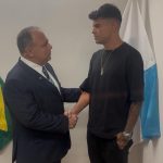 Deputado Pazuello recebe brasileiro sobrevivente de ataque do Hamas