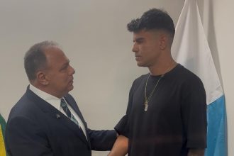 Deputado Pazuello recebe brasileiro sobrevivente de ataque do Hamas
