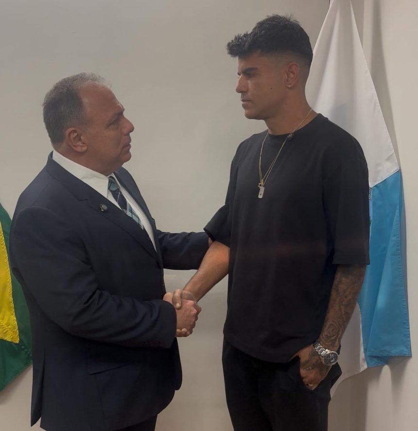 Deputado Pazuello recebe brasileiro sobrevivente de ataque do Hamas
