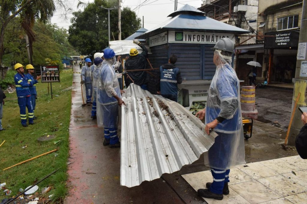 Prefeitura derruba ‘puxadinhos’ de 12 quiosques na Gardênia Azul