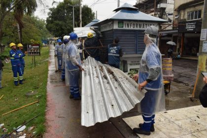 Prefeitura derruba 'puxadinhos' de 12 quiosques na Gardênia Azul