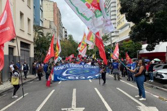 Manifestantes caminham até o Palácio Guanabara em protesto contra a abertura de capital da Cedae