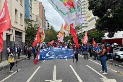 Manifestantes caminham até o Palácio Guanabara em protesto contra a abertura de capital da Cedae