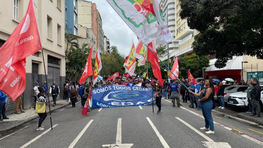 Manifestantes caminham até o Palácio Guanabara em protesto contra a abertura de capital da Cedae