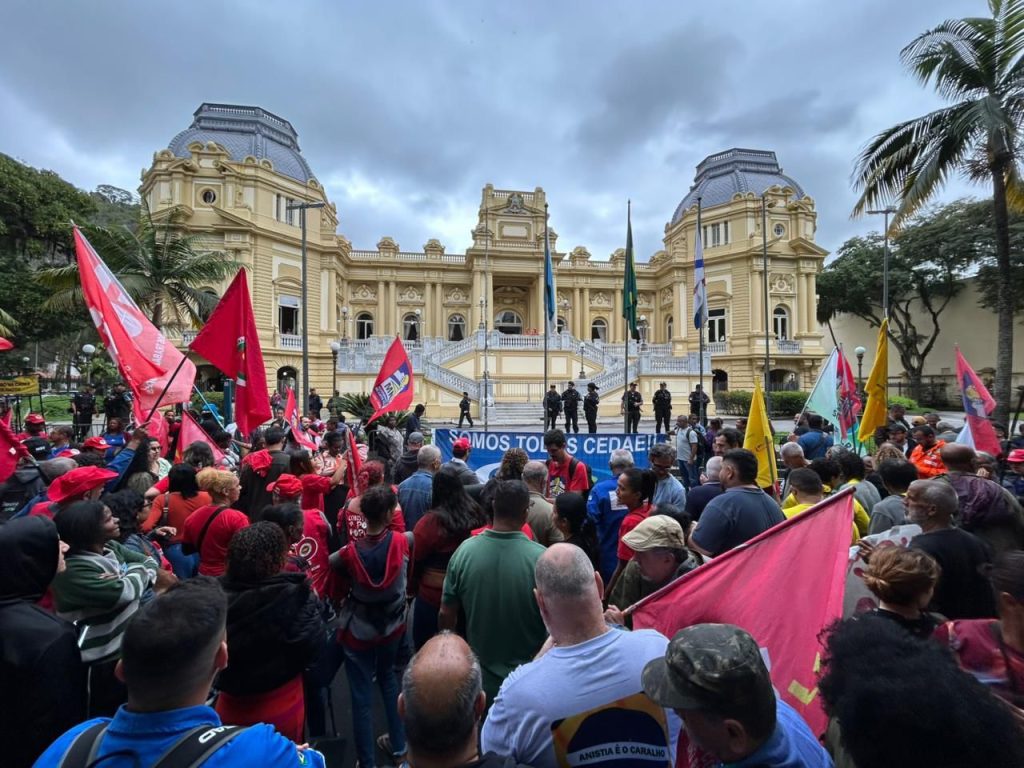 Manifestantes caminham até o Palácio Guanabara em protesto contra a abertura de capital da Cedae 63 Imagem do WhatsApp de 2025 10 09 as 13.45.06 6de532c7