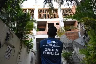 Prédio irregular, avaliado em R$ 2 milhões, é demolido na Tijuquinha; veja o vídeo