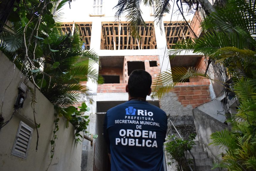 Prédio irregular, avaliado em R$ 2 milhões, é demolido na Tijuquinha; veja o vídeo