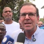 Paes visista UPA de Costa Barros e anuncia reabertura da unidade em 27 de outubro
