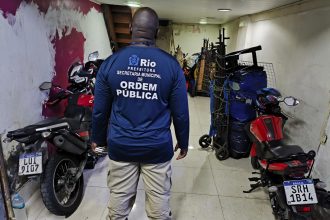 Depósito clandestino é interditado em galeria na Av. Nossa Senhora de Copacabana