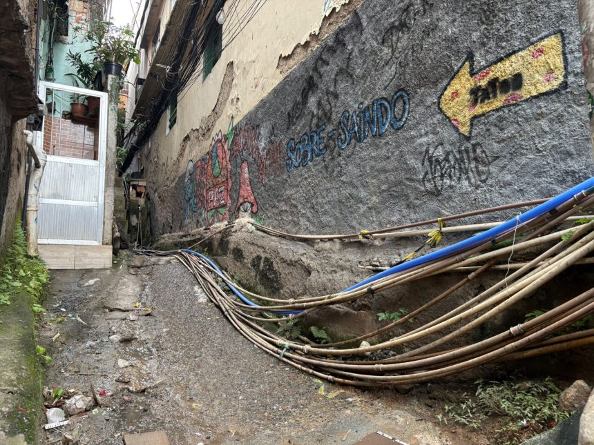 Rocinha recebe reestruturação do sistema de água para acabar com os 'macarrões' 61 Rocinha recebe reestruturação do sistema de água para acabar com os 'macarrões'
