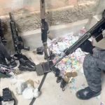 Tiroteio intenso recomeça, no início da noite, nos complexos do Alemão e da Penha 65 Megaoperação mobilizou 2,5 mil policiais e ainda segue acontecendo nos complexos do Alemão e da Penha, onde o tiroteio recomeçou no início da noite - Foto: Divulgação/PMERJ