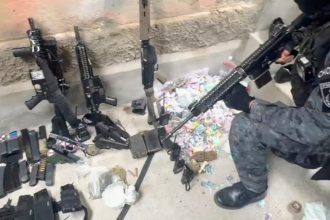 Megaoperação mobilizou 2,5 mil policiais e ainda segue acontecendo nos complexos do Alemão e da Penha, onde o tiroteio recomeçou no início da noite - Foto: Divulgação/PMERJ