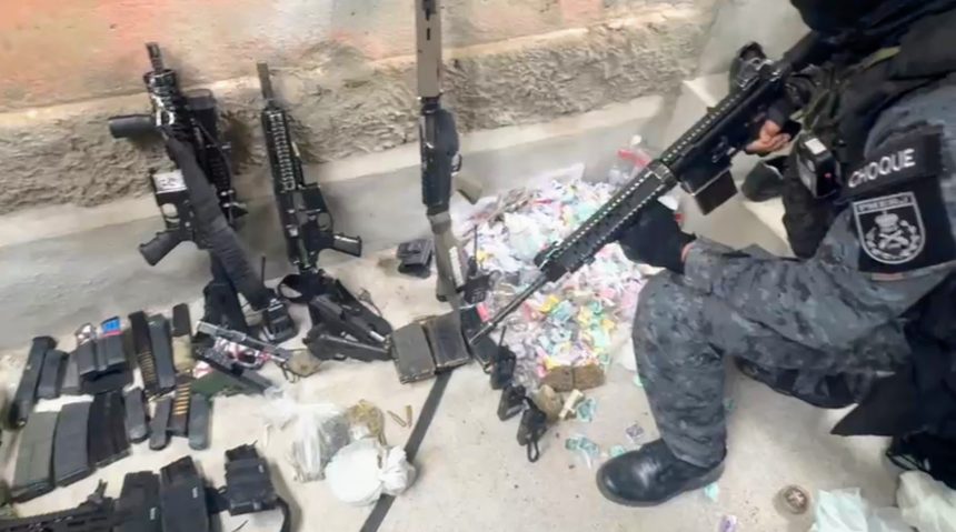 Tiroteio intenso recomeça, no início da noite, nos complexos do Alemão e da Penha 61 Megaoperação mobilizou 2,5 mil policiais e ainda segue acontecendo nos complexos do Alemão e da Penha, onde o tiroteio recomeçou no início da noite - Foto: Divulgação/PMERJ