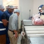 Mais de 70 quilos de alimentos impróprios para consumo são descartados durante fiscalização em supermercados no Rio 66 Entre os mais de 70 quilos de alimentos impróprios para consumo estavam carnes, frios, pães e outros produtos, que foram descartados na presença dos agentes