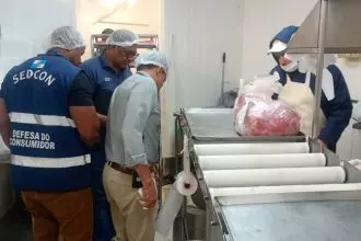 Entre os mais de 70 quilos de alimentos impróprios para consumo estavam carnes, frios, pães e outros produtos, que foram descartados na presença dos agentes