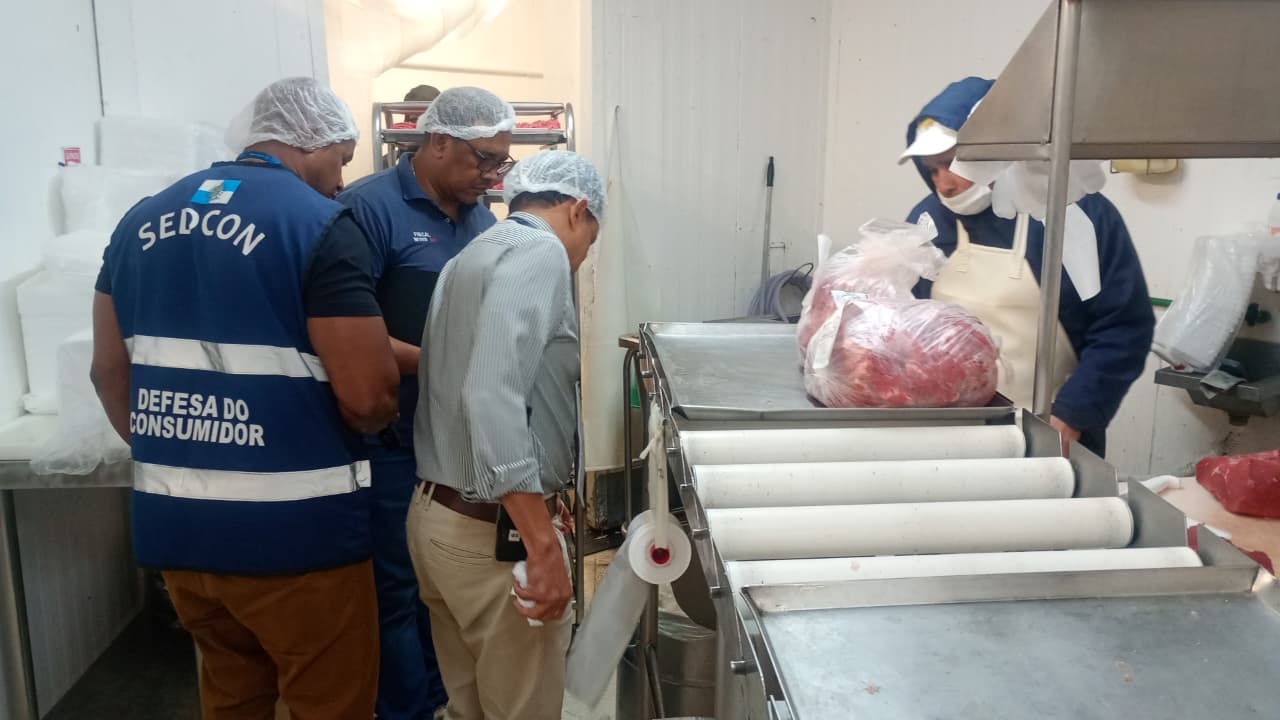 Entre os mais de 70 quilos de alimentos impróprios para consumo estavam carnes, frios, pães e outros produtos, que foram descartados na presença dos agentes
