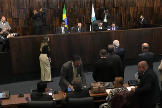 Refis, o novo programa de renegociação das dívidas tributárias com o estado, é aprovado em definitivo pela Alerj.