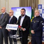 Vizinhos de Cláudio Castro, na Barra, se organizam para mandar flores em apoio ao governador 71 O governador Claudio Castro durante a entrevista coletiva com a cúpula da Segurança Pública do Rio, nesta quarta-feira