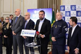 O governador Claudio Castro durante a entrevista coletiva com a cúpula da Segurança Pública do Rio, nesta quarta-feira