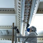 O processo de restauração do palacete do Parque Lage envolve o trabalho minucioso de profissionais especializados, com a remoção cuidadosa de camadas de tinta para preservar a pintura original das paredes e teto do patrimônio histórico