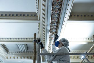 O processo de restauração do palacete do Parque Lage envolve o trabalho minucioso de profissionais especializados, com a remoção cuidadosa de camadas de tinta para preservar a pintura original das paredes e teto do patrimônio histórico